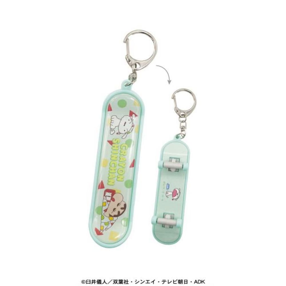 クレヨンしんちゃん　スケボーキーホルダー（パジャマ）