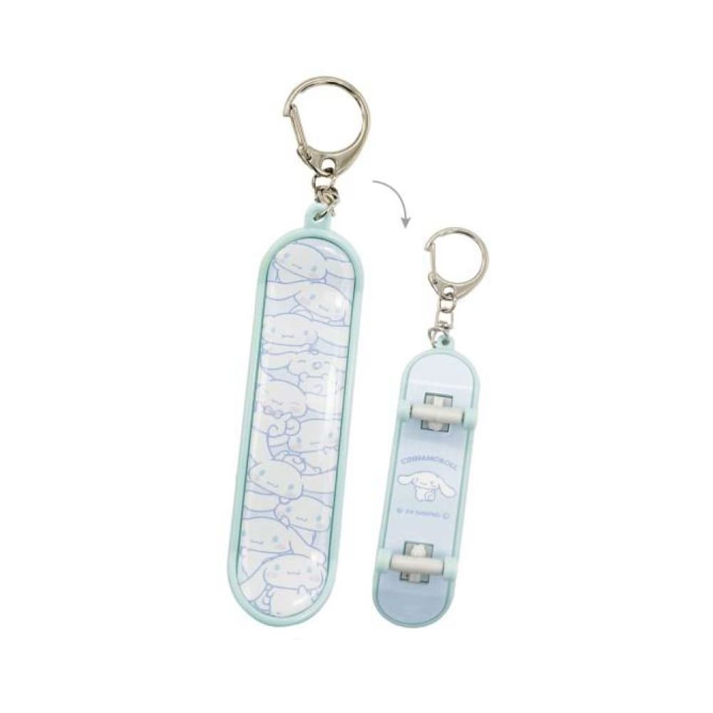 サンリオキャラクターズ　スケボーキーホルダー（シナモロール）